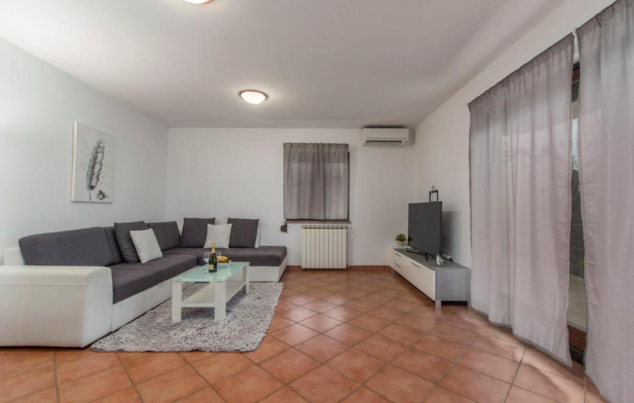 Apartment Narcisa With Terrace Umag Buitenkant foto